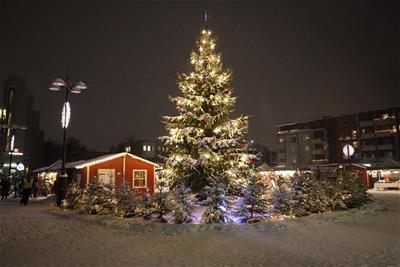 Joulukuusi ja punaisia myyntimökkejä Lappeenrannan Kauppatorilla.