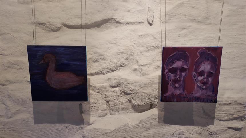 Kaksi tummaa maalausteosta Galleria Pihaton seinällä