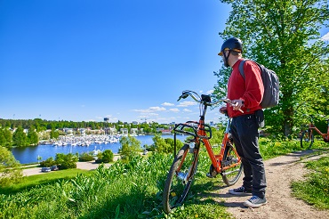 Pyöräilijä Lappeenrannan linnoituksen valleilla_visit.jpg