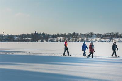 Ihmisiä kävelemässä jäällä.